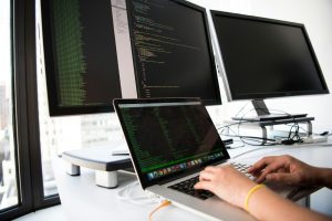 What distinguishes a great software engineer from a good one?