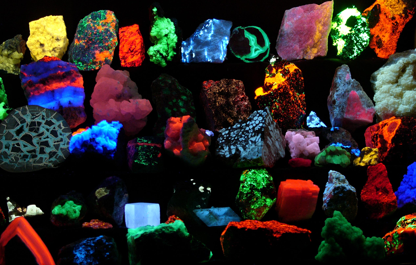 Why Do Some Rocks Glow Under UV Light? 1 Capture