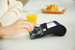 What’s the Difference Between a Debit Card Transaction and a Credit Card Transaction?