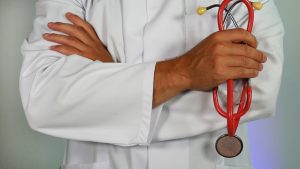 What’s the Difference Between a Sports Medicine Physician and an Orthopedic Surgeon?