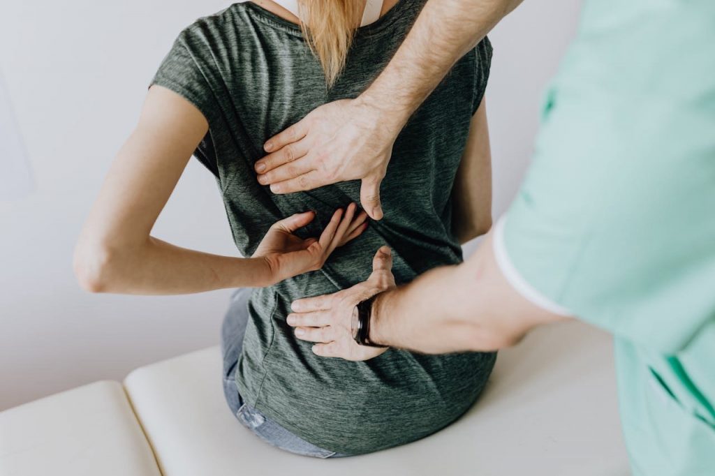 What’s the Difference Between a Physical Therapist and a Chiropractor?