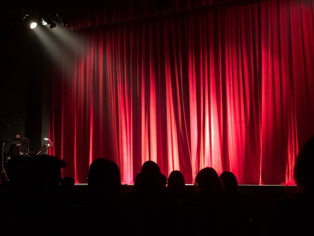 What's the Difference Between a Theater and a Cinema? 1 What’s the Difference Between a Theater and a Cinema?