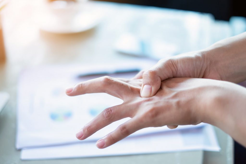 How to get rid of a jammed finger 1 How to get rid of a jammed finger