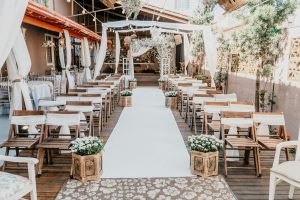 7 Creative Ways to Save Money on Wedding Decor