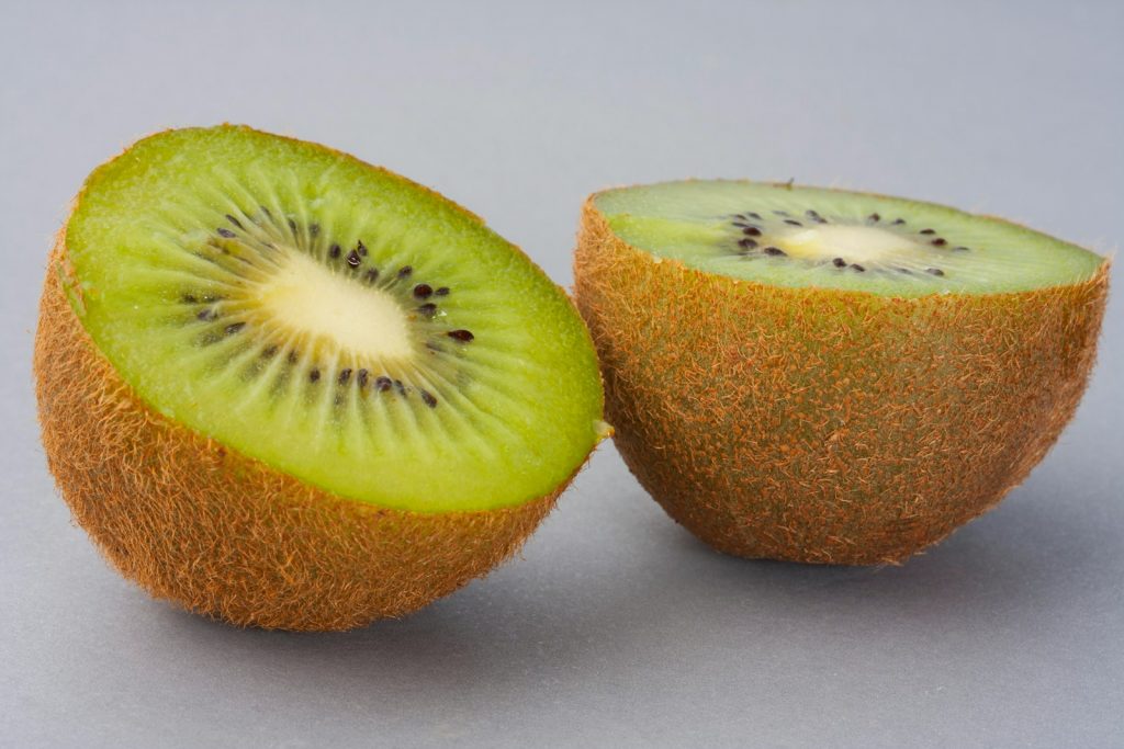 20 Benefits of Eating Kiwis for Vitamin C and Digestive Health