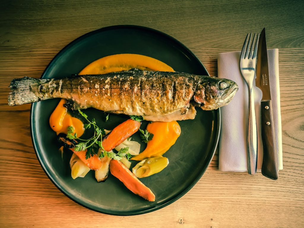 What's the Difference Between a Vegetarian and a Pescatarian Diet? 1 What’s the Difference Between a Vegetarian and a Pescatarian Diet?