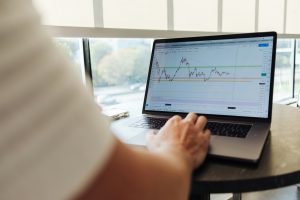 What’s the difference between a Ponzi scheme and a pyramid scheme?