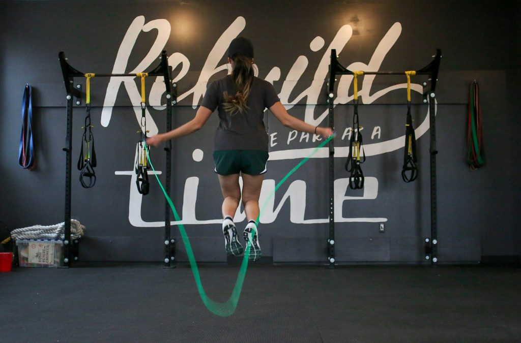 15 Sports and Exercises that Promote Height Growth in Teenagers 7 woman using jumping rope