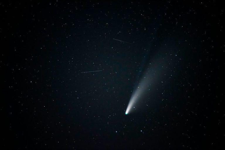 What’s the difference between a comet and meteor?