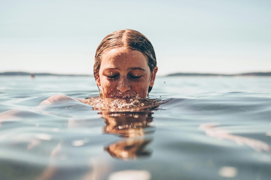 Is it safe to go swimming immediately after eating? 1 Is it safe to go swimming immediately after eating?
