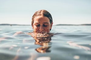 Is it safe to go swimming immediately after eating?