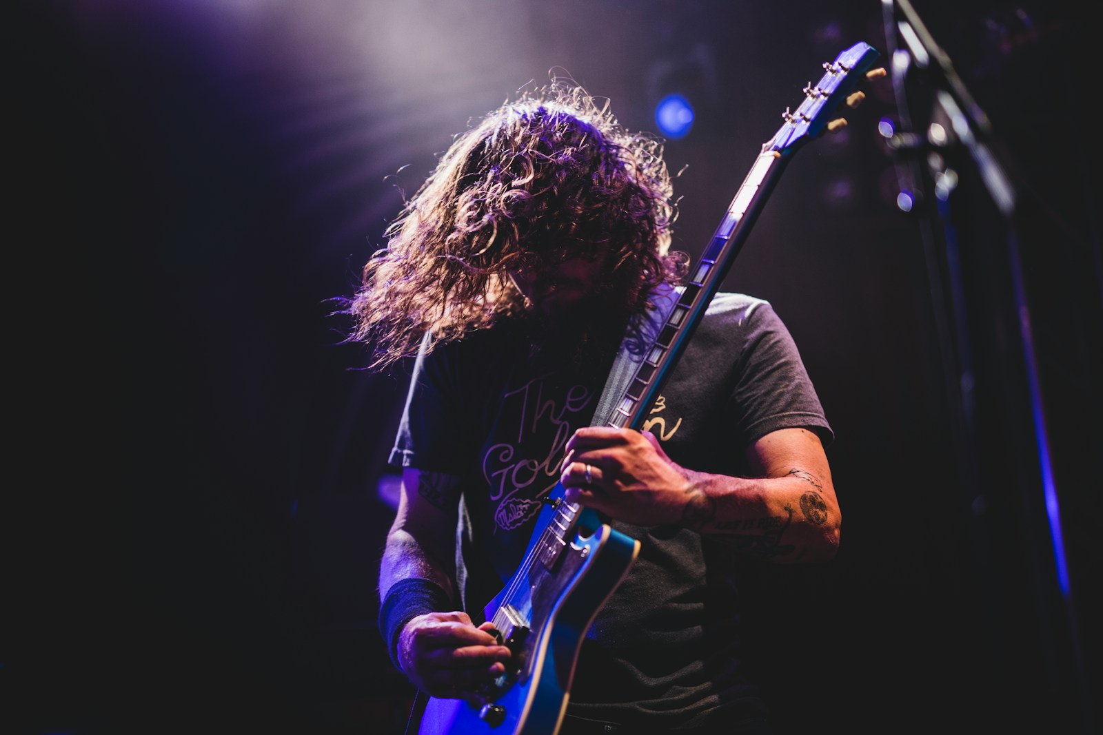 16 hobbies that women find attractive in men 1 man playing electric guitar