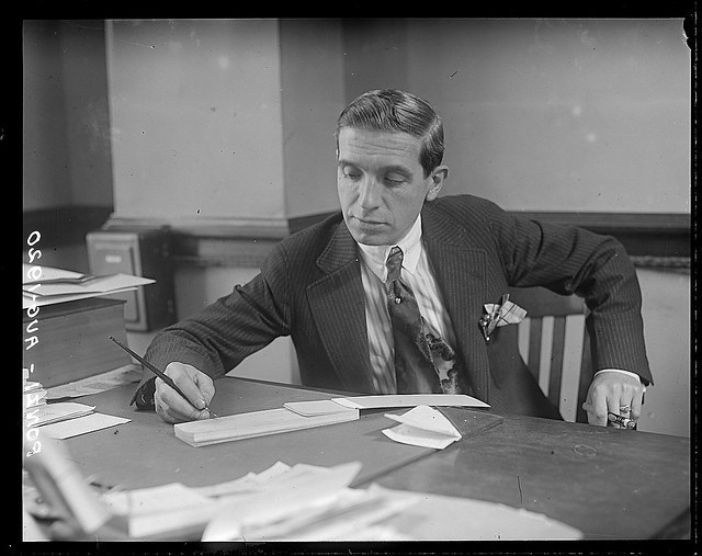 How to recognize and avoid a Ponzi scheme
