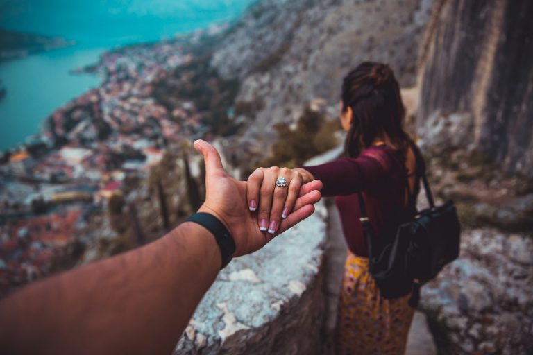 14 gestures that women find romantic in men
