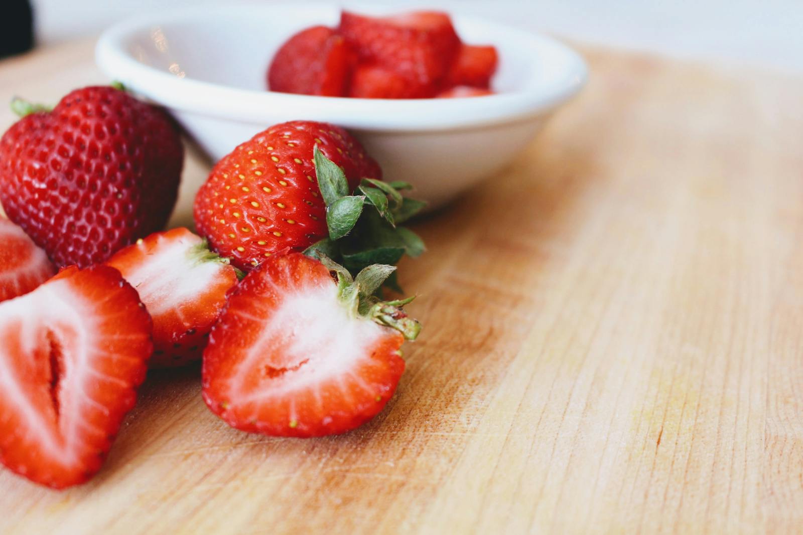 10 Best Vitamin C-Rich Foods for People with Scurvy 1 Photo of Strawberries in Bowl on Table.