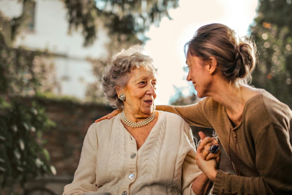 15 Signs of Declining Mental Health in Seniors and How to Deal with Them