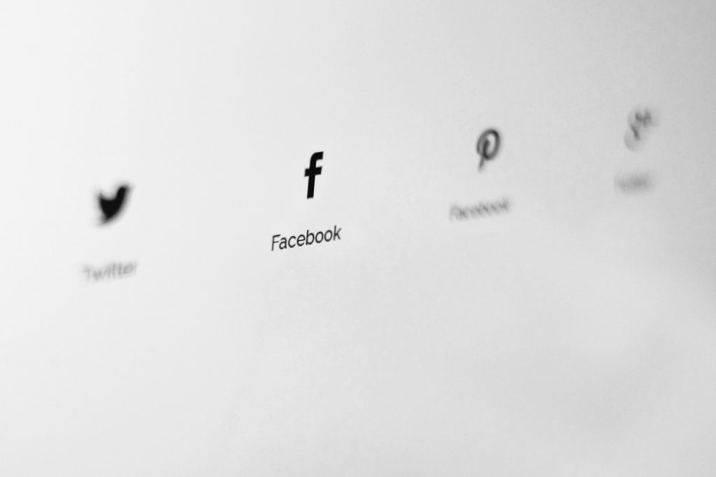 Why Did MySpace Fail While Facebook Continues to Thrive? 1 Why Did MySpace Fail While Facebook Continues to Thrive?