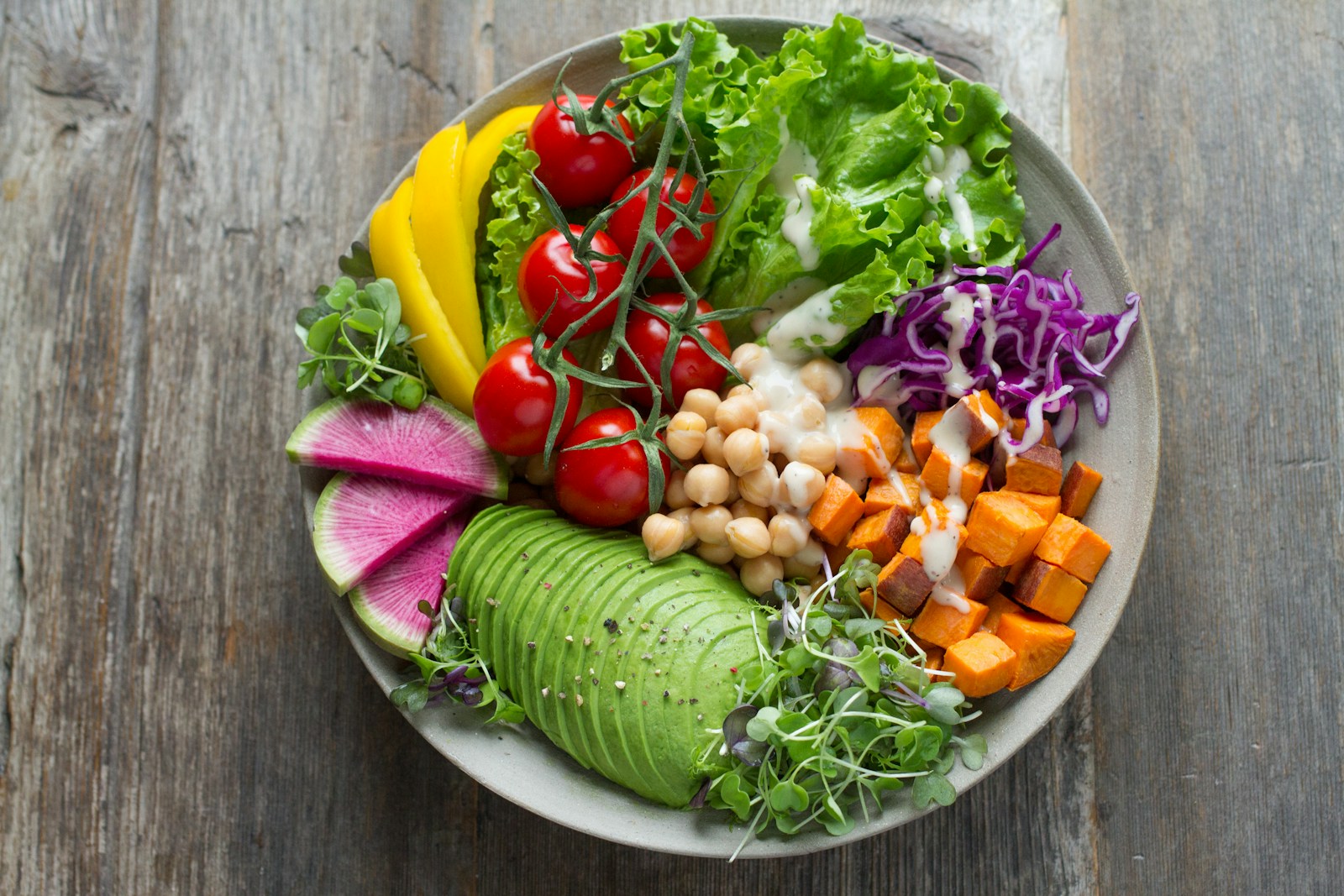 12 Foods Pregnant Women Should Eat to Ensure Optimal Fetal Development 1 bowl of vegetable salads
