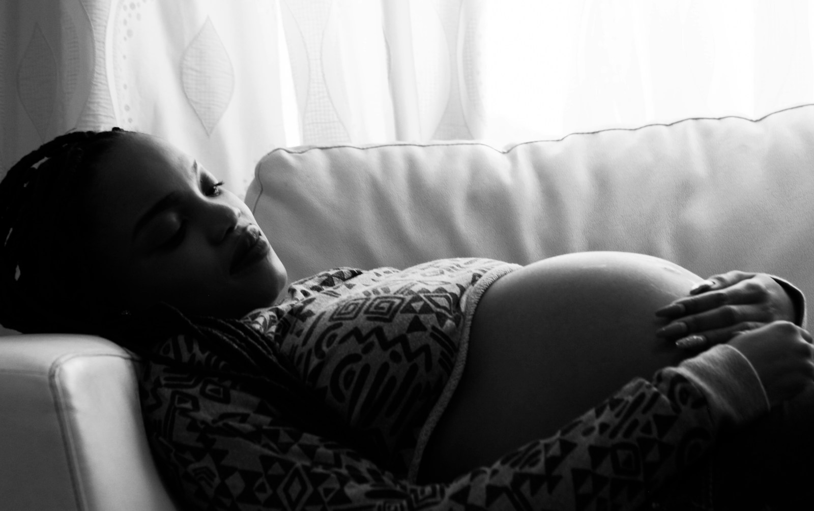 How Much Sleep Does a Pregnant Woman Need? 1 pregnant woman lying on the sofa