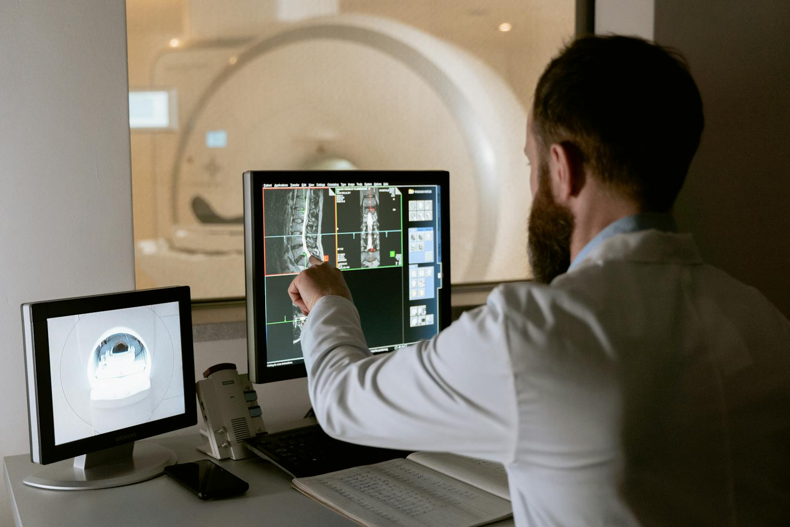 What's the Difference Between a Radiologist and a Radiologic Technologist? 1 Radiologist