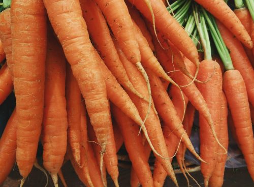 closeup photo of bunch of orange carrots