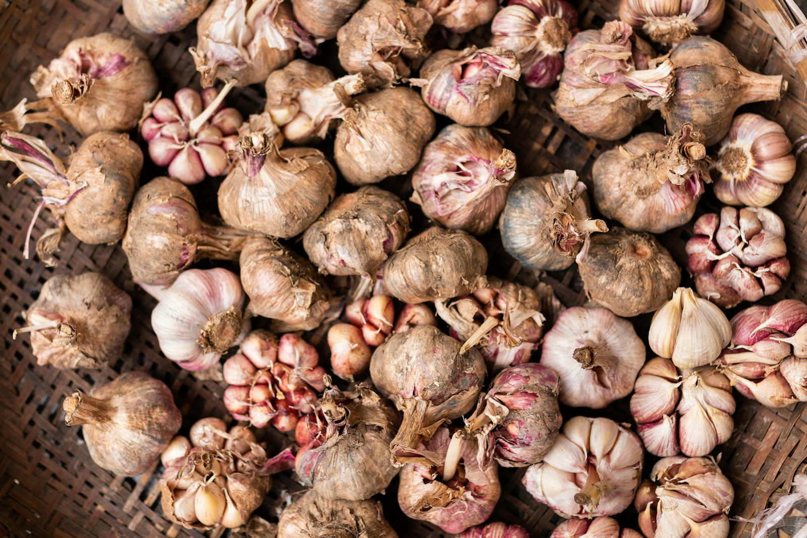 14 Best Foods for Detoxifying the Liver Naturally 1 garlic lot