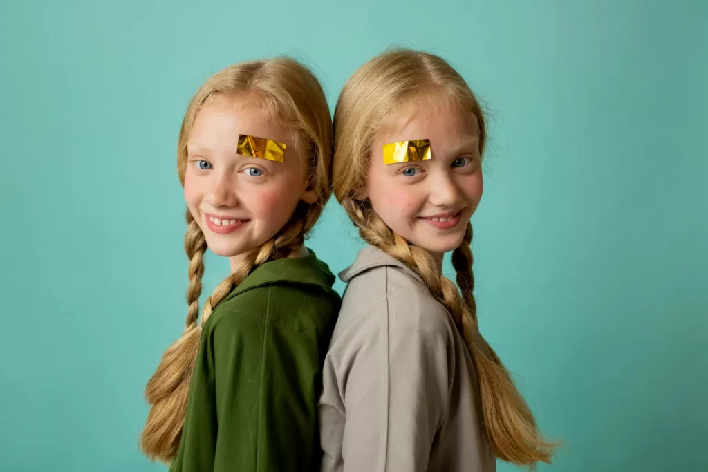 Mirror Twins: Understanding the Science, Traits, and Mysteries of This Rare Phenomenon 1 Mirror Twins: Understanding the Science, Traits, and Mysteries of This Rare Phenomenon