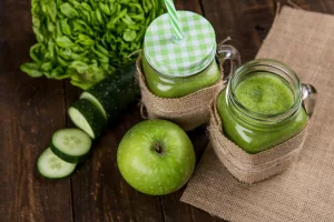 17 Benefits of Green Juice for People with Chronic Conditions