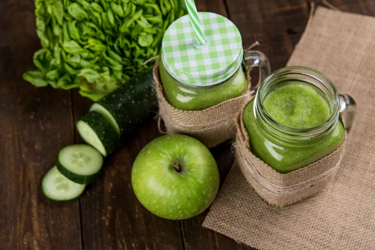 17 Benefits of Green Juice for People with Chronic Conditions
