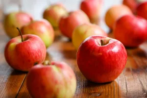 13 Best Health Benefits of Apple for Men