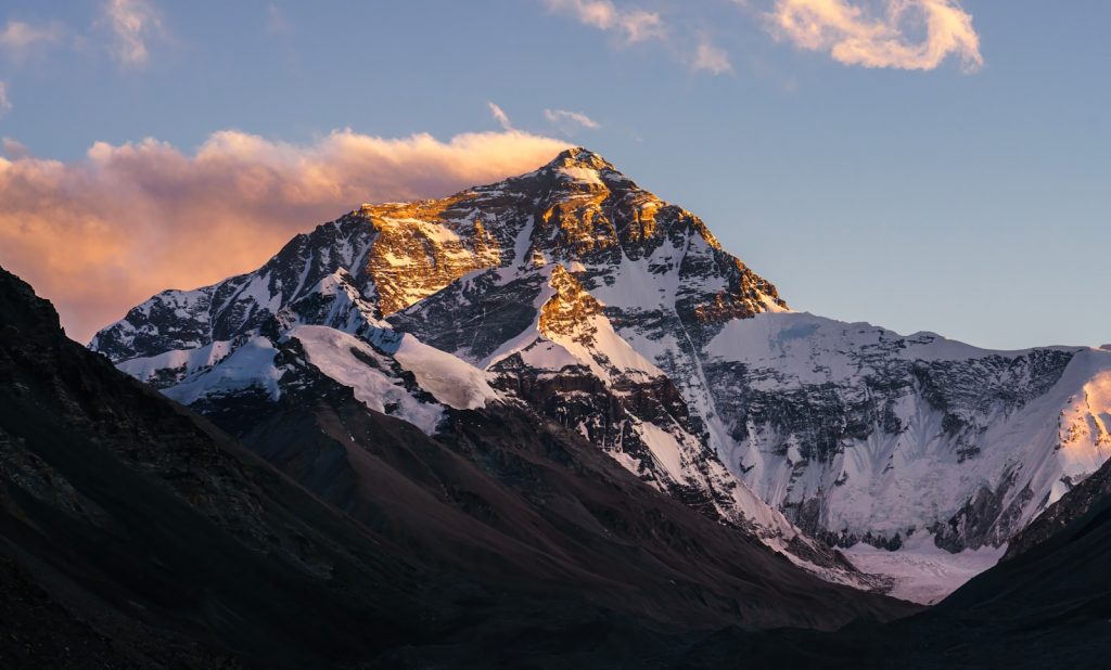 15 Unexpected Facts About Mount Everest and Its Mysteries