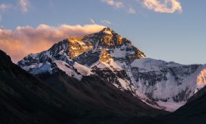15 Unexpected Facts About Mount Everest and Its Mysteries