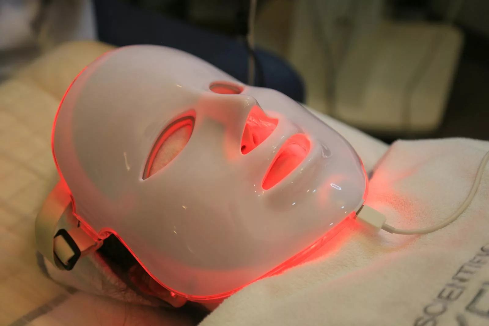 Red Light Therapy: Benefits, Effectiveness, and Potential Risks 1 red light therapy