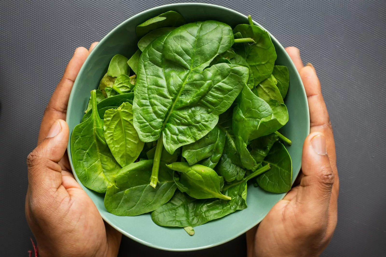 16 Alkaline Foods to Naturally Improve Your Body's pH Levels 1 spinach